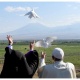 Папа Римский выпустил голубей мира к Арарату