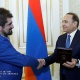 Премьер Армении наградил певца Арутюна Памбукчяна памятной медалью
