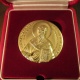 Папа Римский Франциск отправил медаль мастеру, создавшему самый маленький его потрет