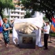 Памятник под названием «Крепкое рукопожатие» установлен в новом сквере русско-армянской дружбе в Курске.